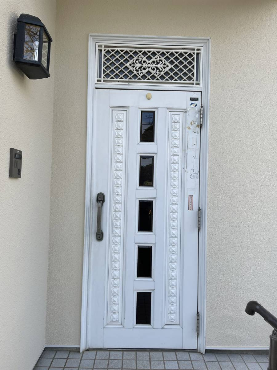 マドクターXの玄関ドア改修工事の施工前の写真1