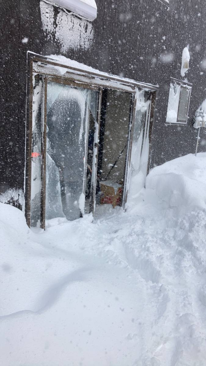 AOBT 浪岡インター店の雪害復旧工事　の施工前の写真1