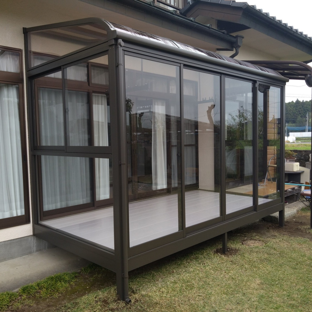 カワサキトーヨー住器 那須那珂川のサンルーム設置工事の施工後の写真1