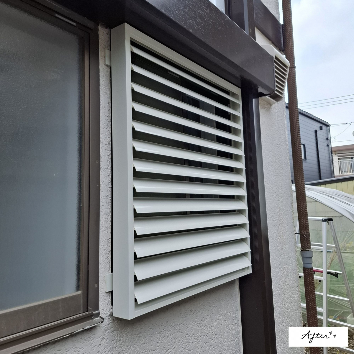 カワサキトーヨー住器 那須那珂川の目隠し可動ルーバー設置工事の施工後の写真1