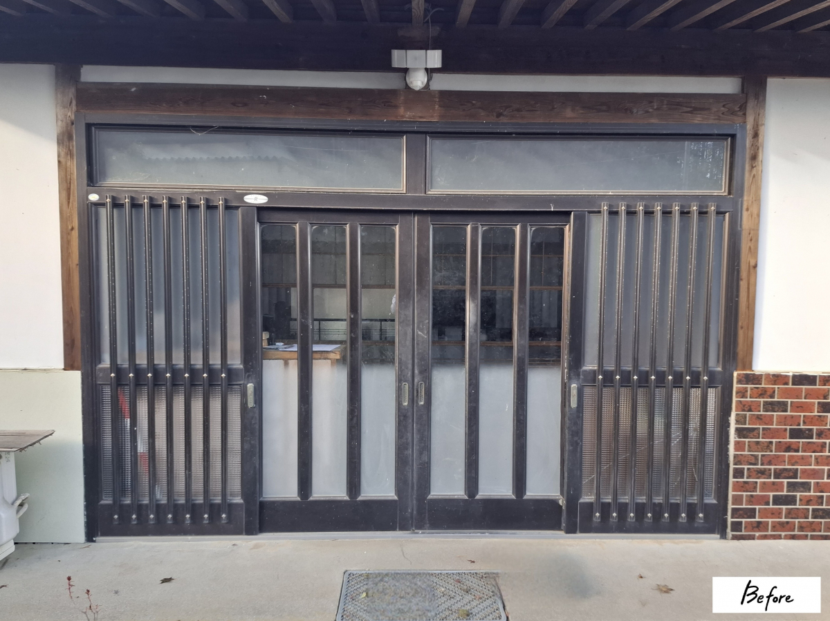 カワサキトーヨー住器 那須那珂川の玄関引戸交換工事(N 様邸)の施工前の写真1