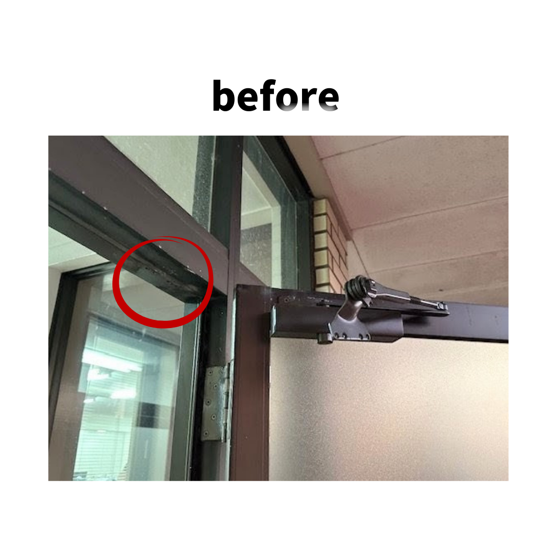 マドLABO前橋の【高崎市】強風で外れたドアクローザーを安全な新しいものへ交換の施工前の写真1