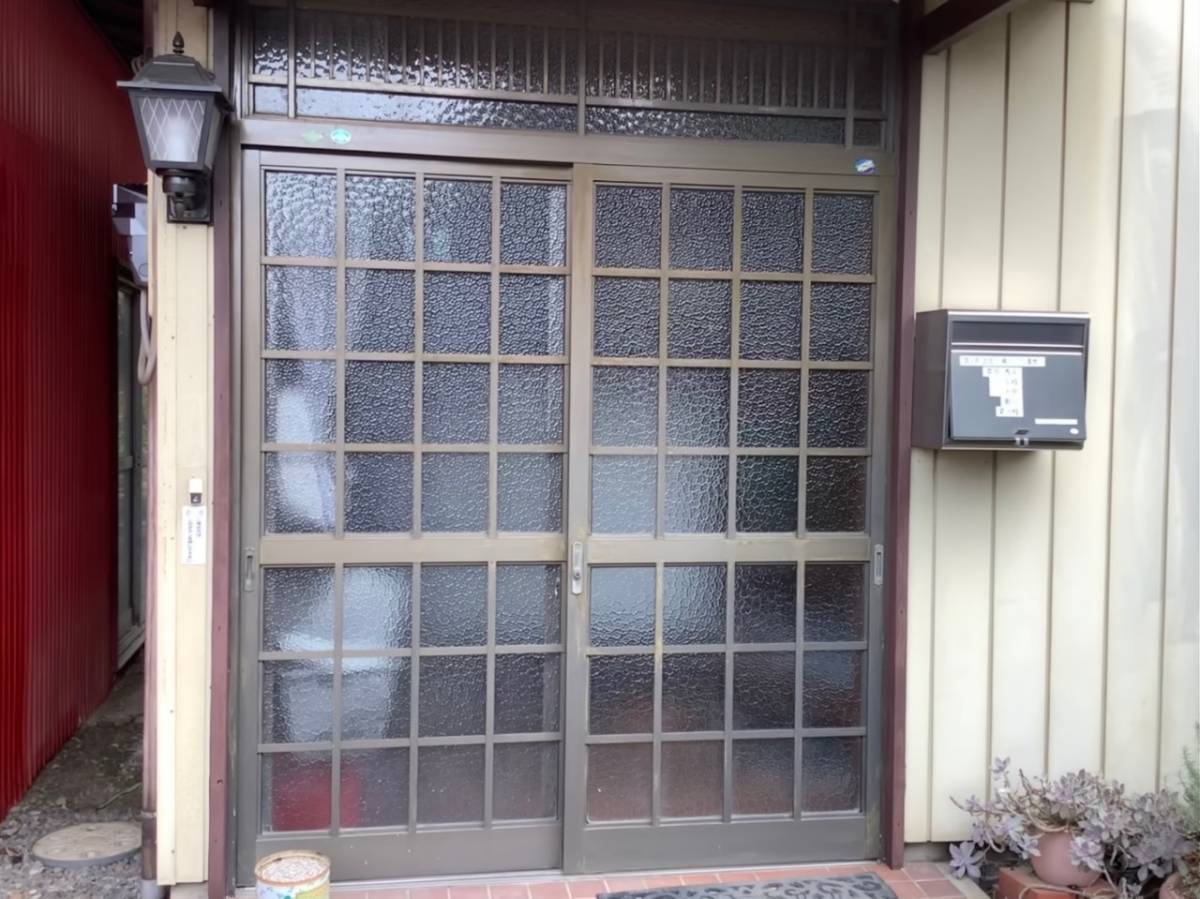 北埼トーヨー住器の玄関引戸交換工事の施工前の写真1