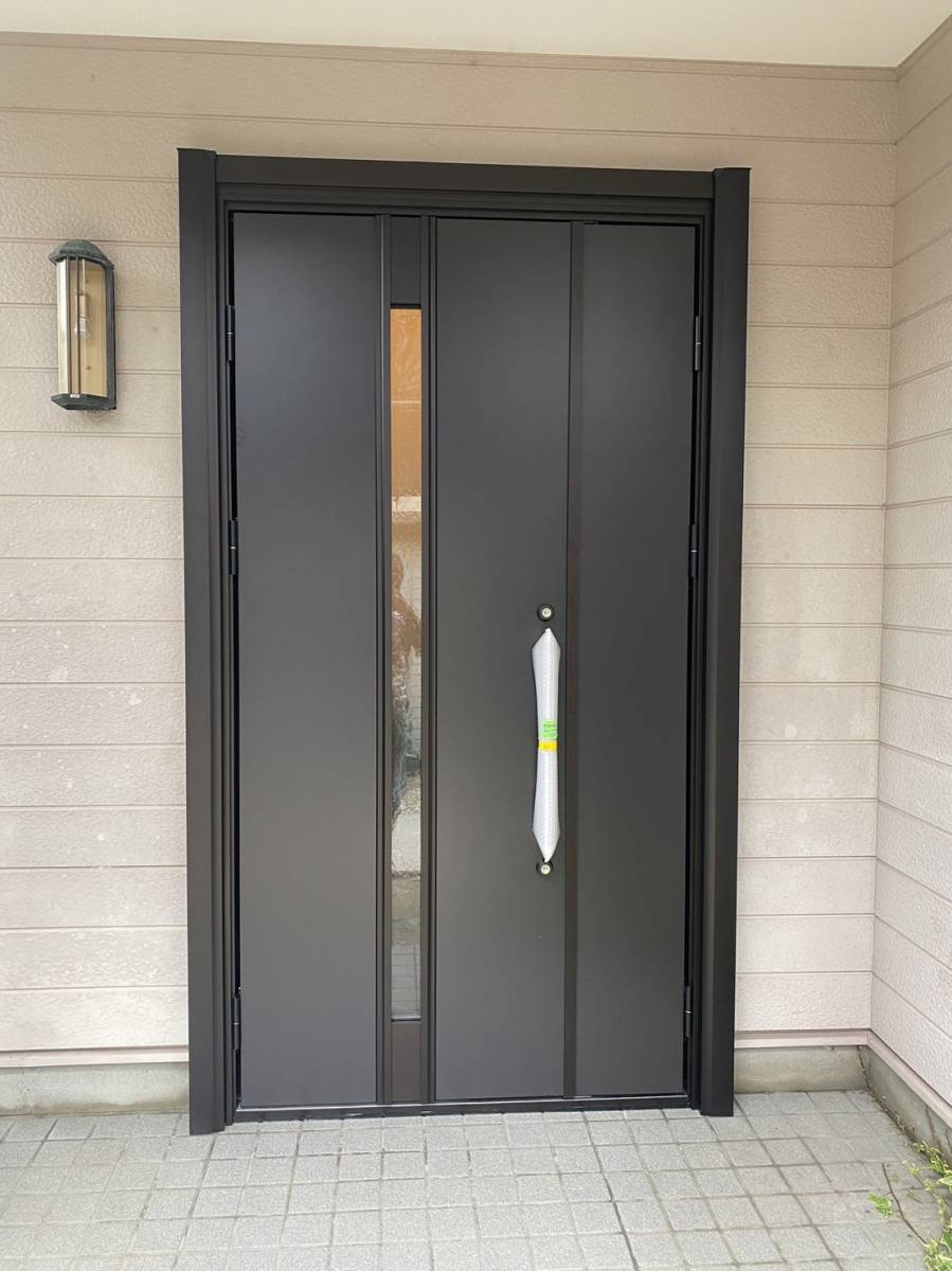 ビエンカサのお気に入りのよく似たデザインで、玄関ドア一新しましたの施工後の写真1