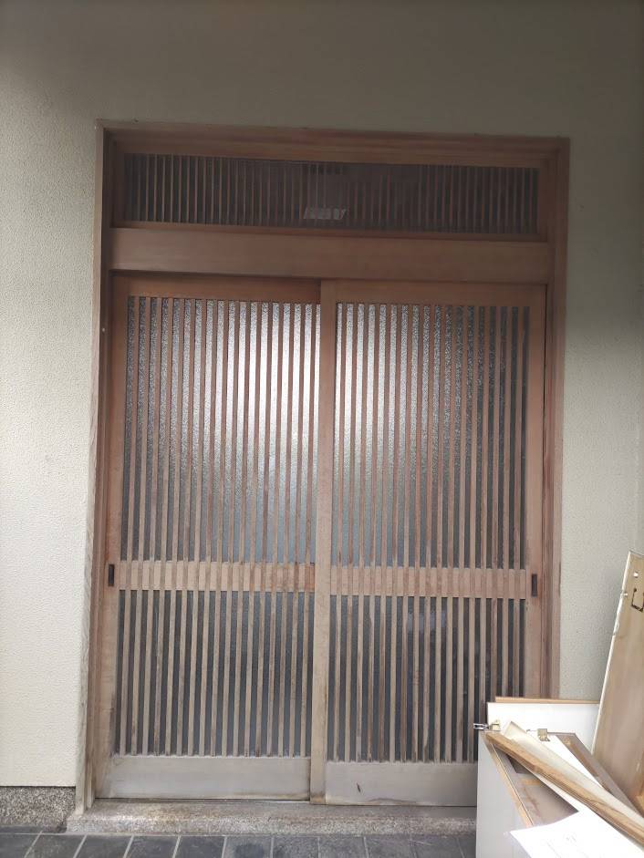 ビエンカサの木の玄関から、木目調の玄関への施工前の写真1