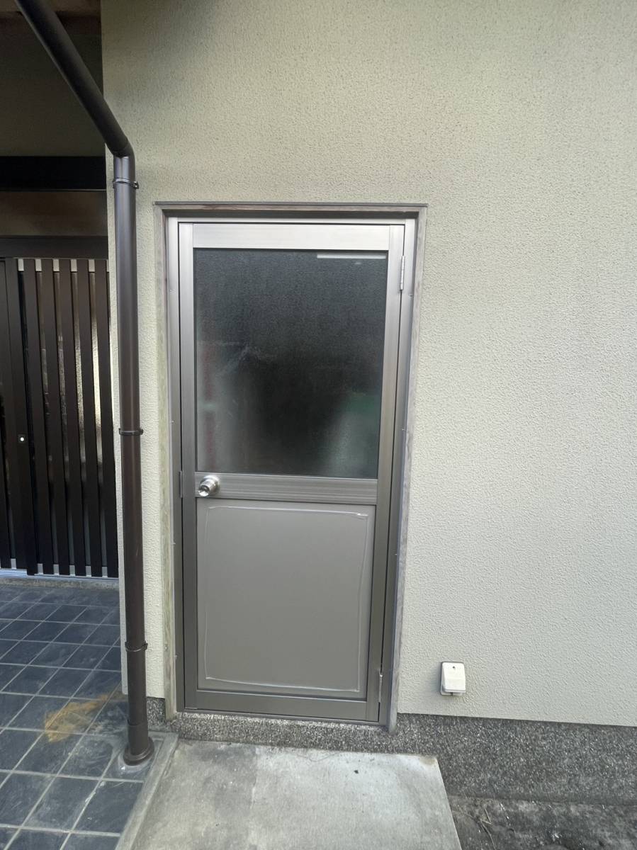 ビエンカサの機能性のある勝手口ドアへ大変身+物置のドアも合わせての施工後の写真2