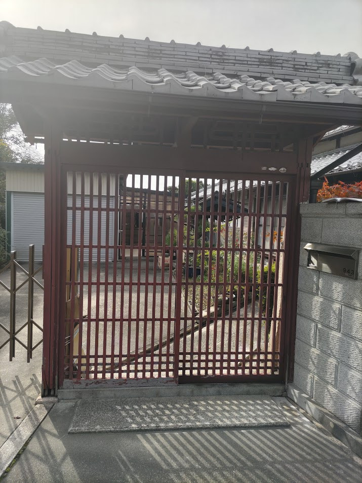 ビエンカサの工事はたった一日 あっという間の玄関門戸の交換の施工前の写真1