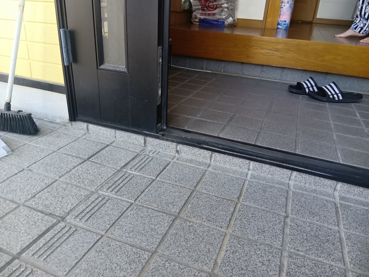 ビエンカサの工事はたった一日 あっという間の玄関交換の施工前の写真2