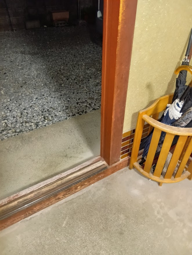 ビエンカサのたった一日で、玄関が見違えるようにきれいになりましたの施工前の写真3