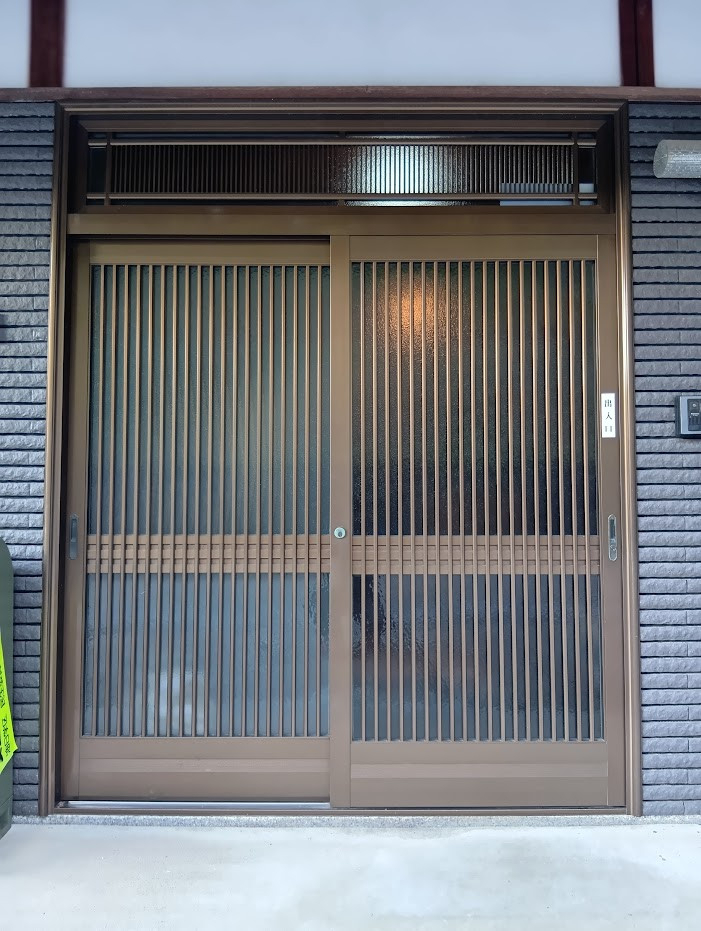 ビエンカサの何ということでしょう　たった一日で、こんなに素晴らしい玄関廻りになりましたの施工前の写真1