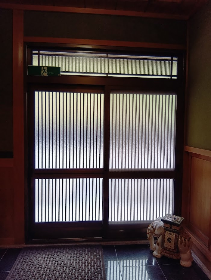 ビエンカサの何ということでしょう　たった一日で、こんなに素晴らしい玄関廻りになりましたの施工前の写真2