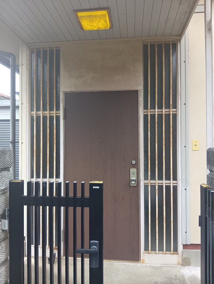 ビエンカサのこんな玄関でも交換可能です　すっきりした玄関で評判上々の施工前の写真1