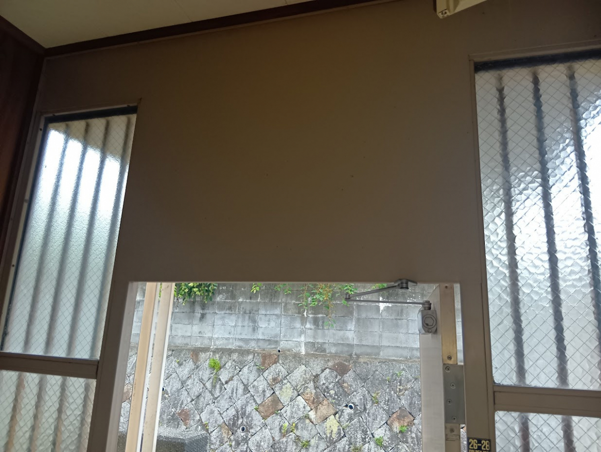 ビエンカサのこんな玄関でも交換可能です　すっきりした玄関で評判上々の施工前の写真2