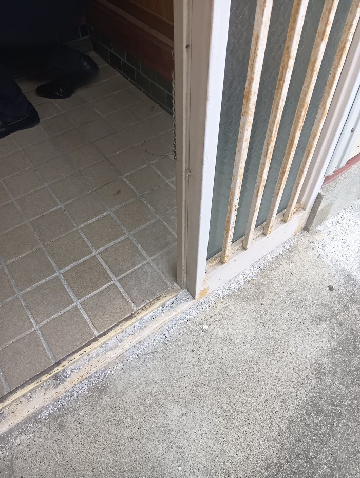 ビエンカサのこんな玄関でも交換可能です　すっきりした玄関で評判上々の施工前の写真3