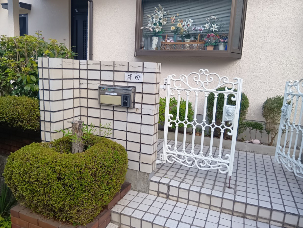 ビエンカサの門回りが一新しましたの施工前の写真1