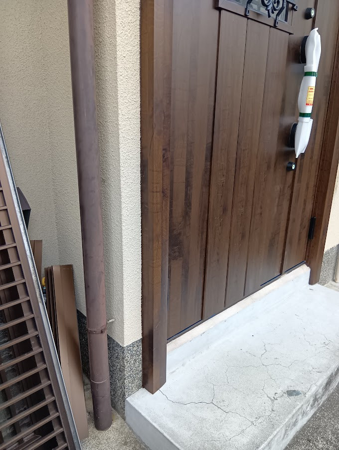 ビエンカサの玄関引戸から　玄関ドアに変更してイメージチェンジの施工後の写真2