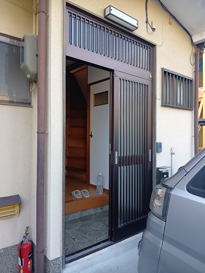 ビエンカサの玄関引戸から　玄関ドアに変更してイメージチェンジの施工前の写真1