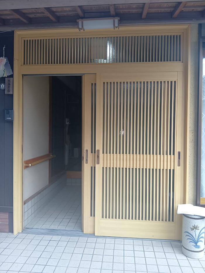 ビエンカサのたった一日で、玄関がグレードアップしました　電気錠仕様になりましたの施工前の写真1