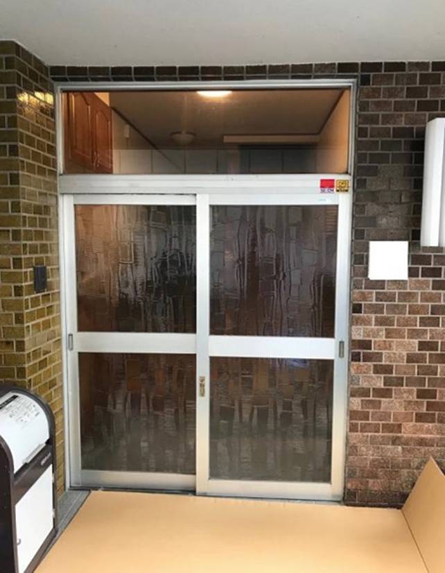 広海クラシオ 徳島店の古い玄関引戸を交換しました！の施工前の写真1