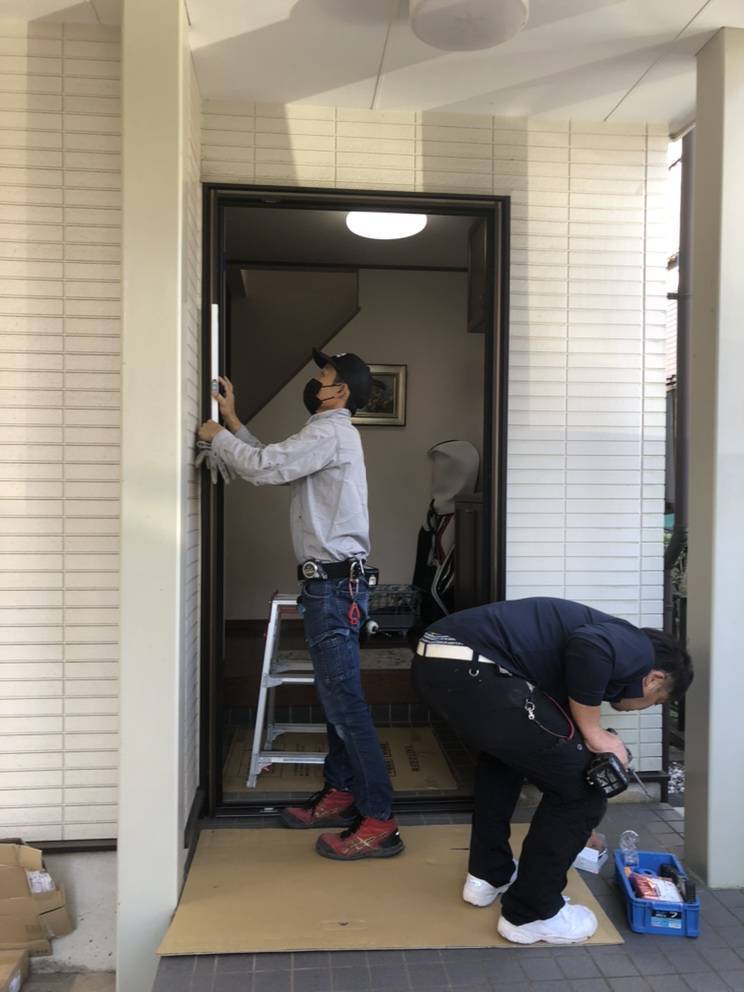 広海クラシオ 徳島店の今日も元気に玄関ドア交換しています(^^)/（電気錠カザスキーへ交換施工例です）の施工前の写真2