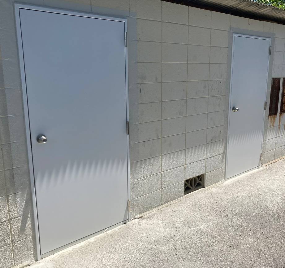 広海クラシオ 徳島店のガスボンベ室ドア交換事例の施工後の写真1