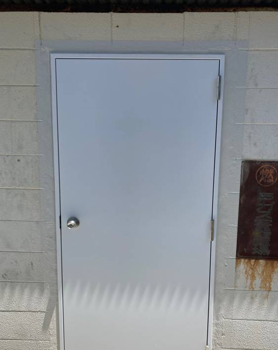 広海クラシオ 徳島店のガスボンベ室ドア交換事例の施工後の写真2