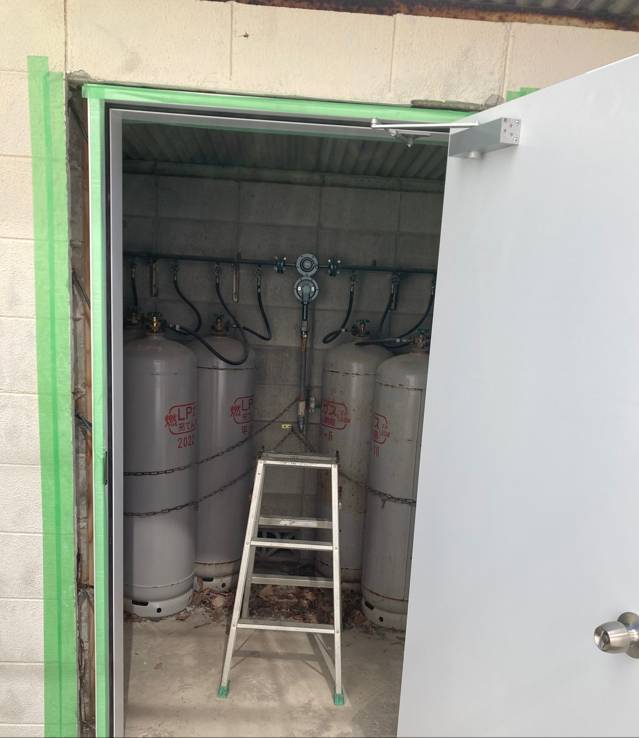 広海クラシオ 徳島店のガスボンベ室ドア交換事例の施工後の写真3