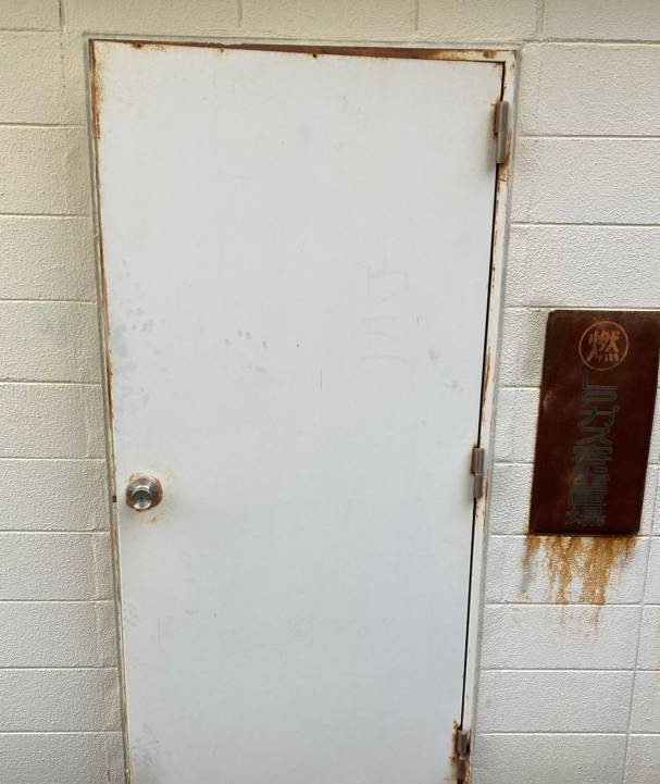 広海クラシオ 徳島店のガスボンベ室ドア交換事例の施工前の写真1