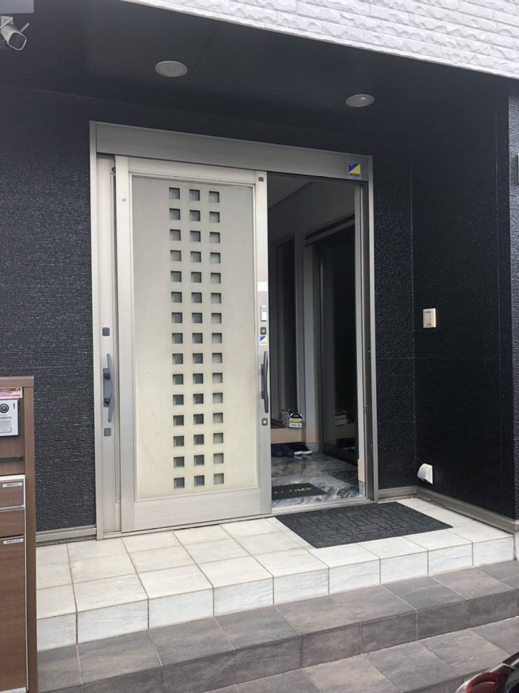 広海クラシオ 徳島店のリシェント玄関引き戸の施工例ですの施工前の写真1
