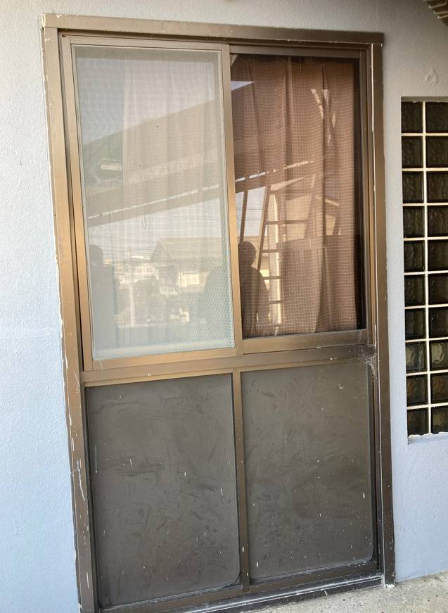 広海クラシオ 徳島店の窓から玄関へリフォームの事例の施工前の写真1
