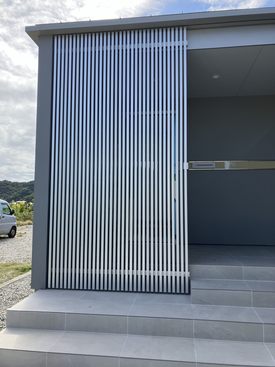 広海クラシオ 徳島店の【施工例】コートラインを玄関前に設置して上品な外観にの施工後の写真1