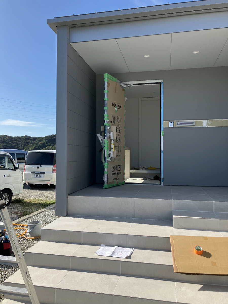 広海クラシオ 徳島店の【施工例】コートラインを玄関前に設置して上品な外観にの施工前の写真1