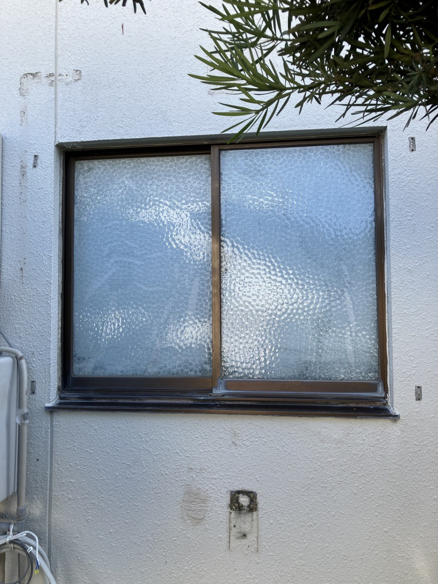 広海クラシオ 徳島店の【施工例】浴室窓をカバー工法でアッという間に快適に！の施工前の写真1