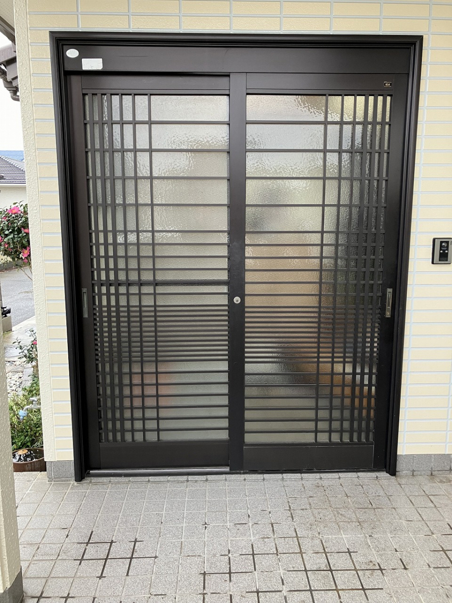 広海クラシオ 徳島店の引き戸をまるごとアップデート⤴　１日で家の表情も変わり、安心の玄関へ！！の施工前の写真1