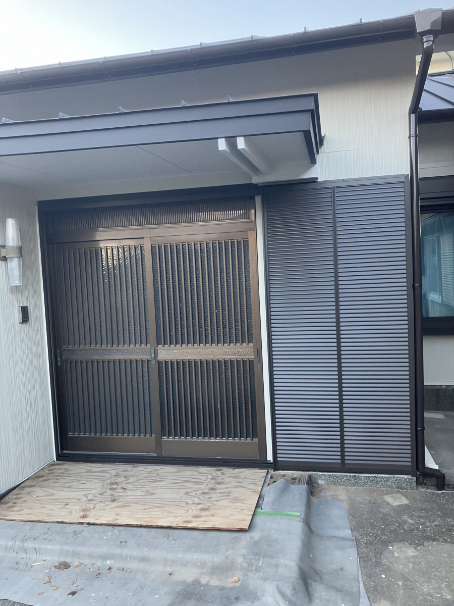 広海クラシオ 徳島店の玄関引き戸の防犯に不安を感じていませんか？後付け雨戸で“狙われない家”にする対策事例の施工後の写真1
