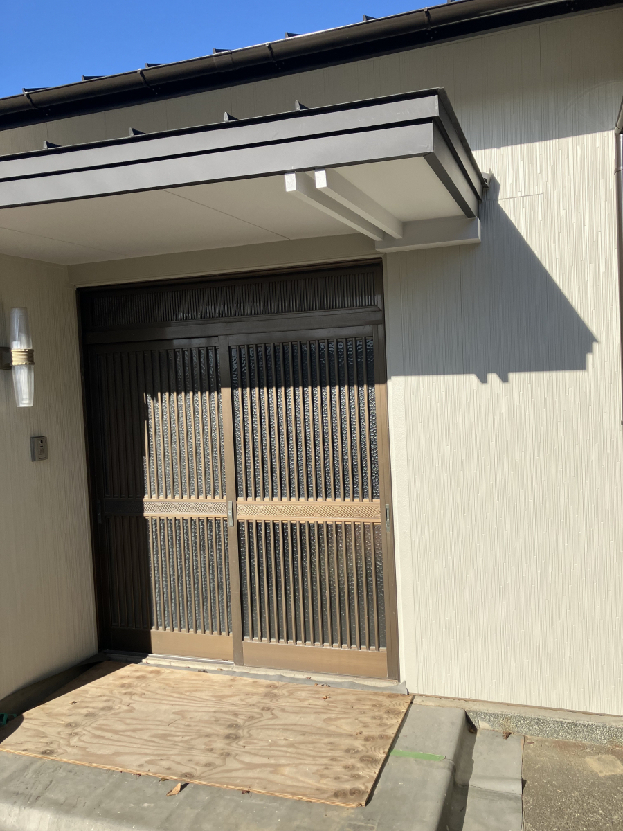 広海クラシオ 徳島店の玄関引き戸の防犯に不安を感じていませんか？後付け雨戸で“狙われない家”にする対策事例の施工前の写真1