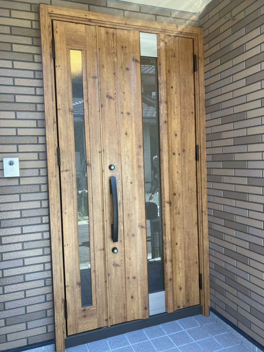 広海クラシオ 徳島店の木の表情が美しい～木目調玄関ドア～豊富な種類でお好みのデザインをお選びいただけます🌲🌳🚪の施工後の写真1