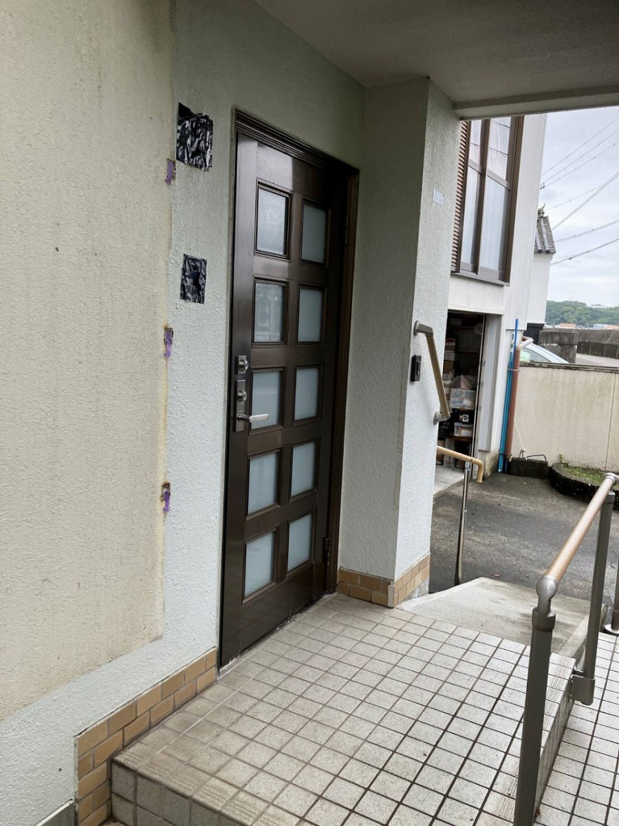 広海クラシオ 徳島店の開き戸から引き戸へバリアフリーリフォーム～今までの不便を解消！出入りしやすい玄関への施工前の写真1