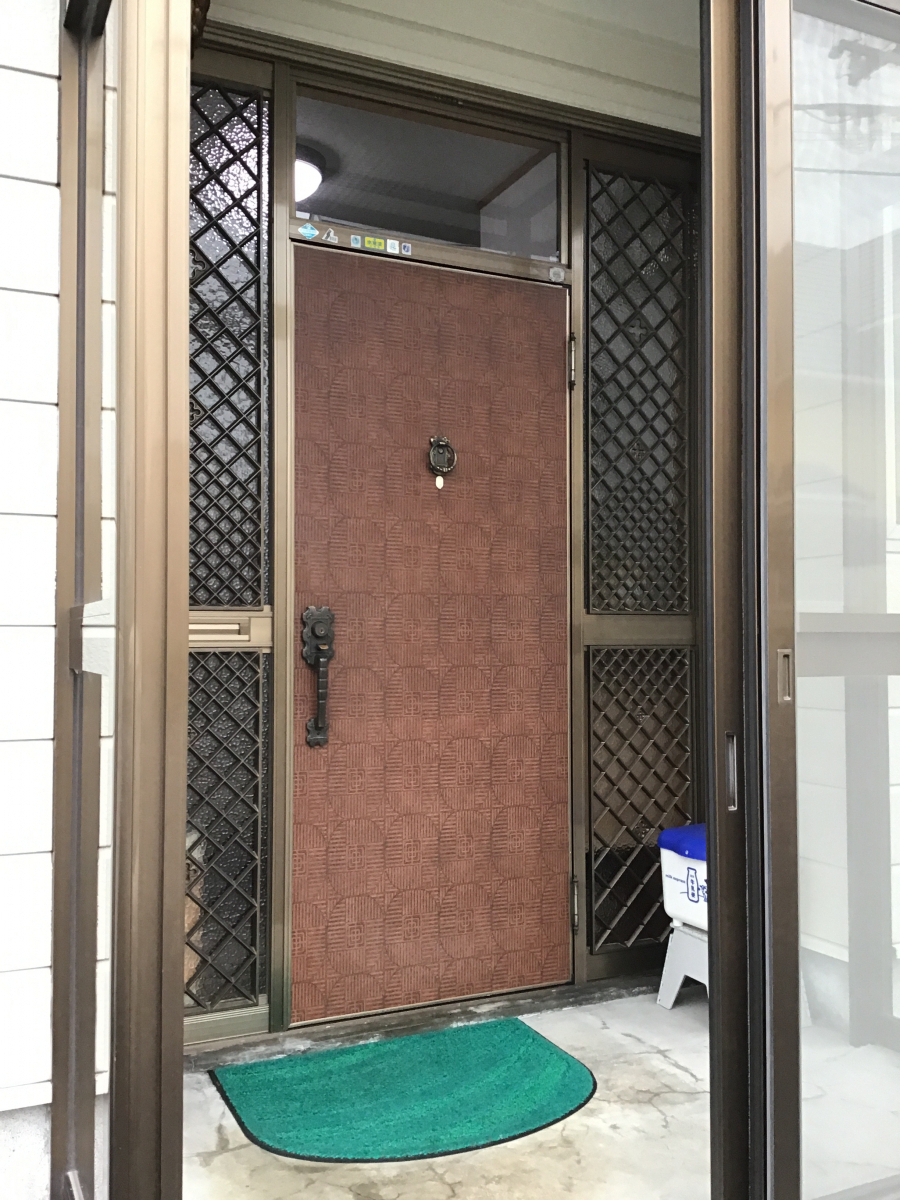 リ・ウィンドのリクシルの【リシェント 玄関ドア3】壁を壊さず1日で玄関ドアを交換取替リフォームの施工前の写真1