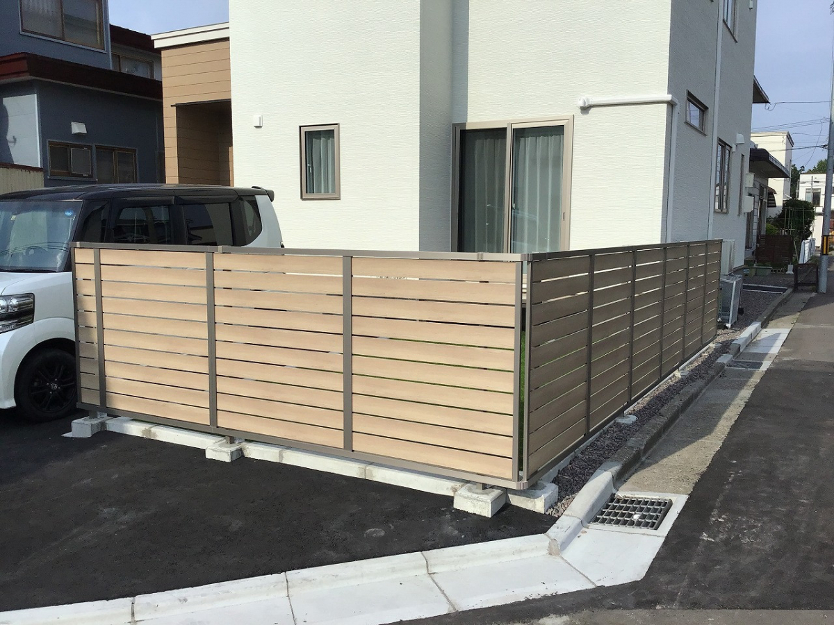 リ・ウィンドの【 LIXILフェンスAB×イナバ物置】で作る快適な駐車場スペースの施工前の写真1
