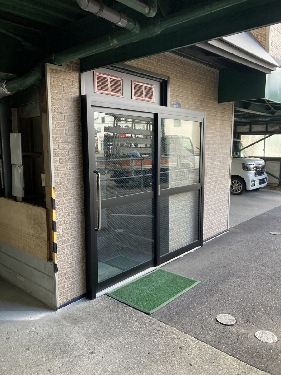 リ・ウィンドの入居者にやさしい導線へ。引き戸フロントドアで快適にの施工後の写真1