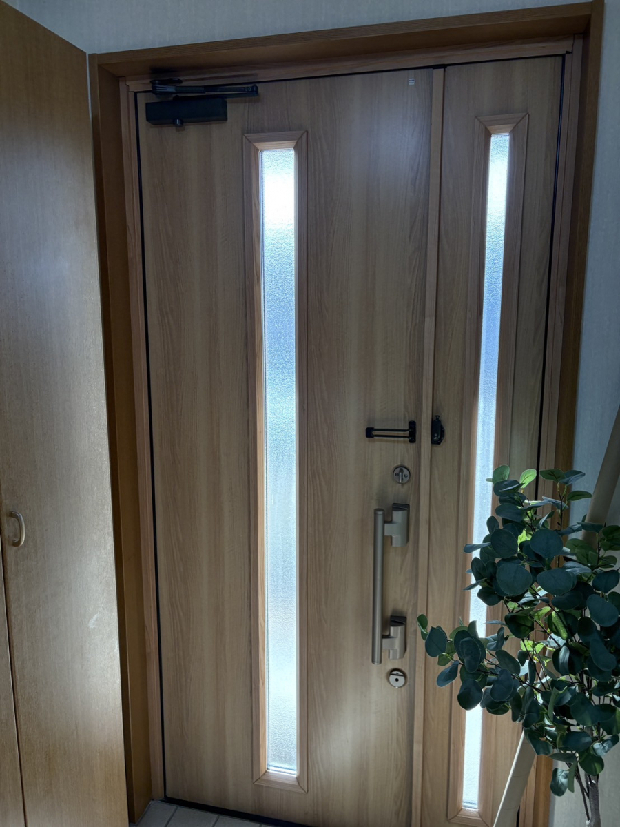 リ・ウィンドの玄関ドアがバタン！を解消｜ドアクローザー交換で静かで安全な玄関への施工前の写真1