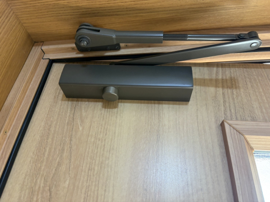 リ・ウィンドの玄関ドアがバタン！を解消｜ドアクローザー交換で静かで安全な玄関へ施工事例写真1