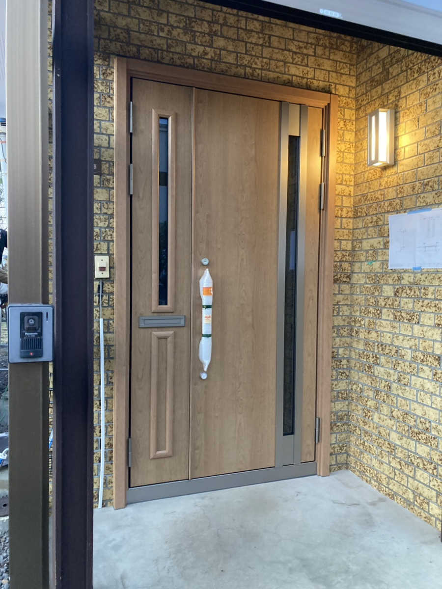 リ・ウィンドの【リシェント玄関ドア３】防寒も見た目もグレードアップ！の施工後の写真1