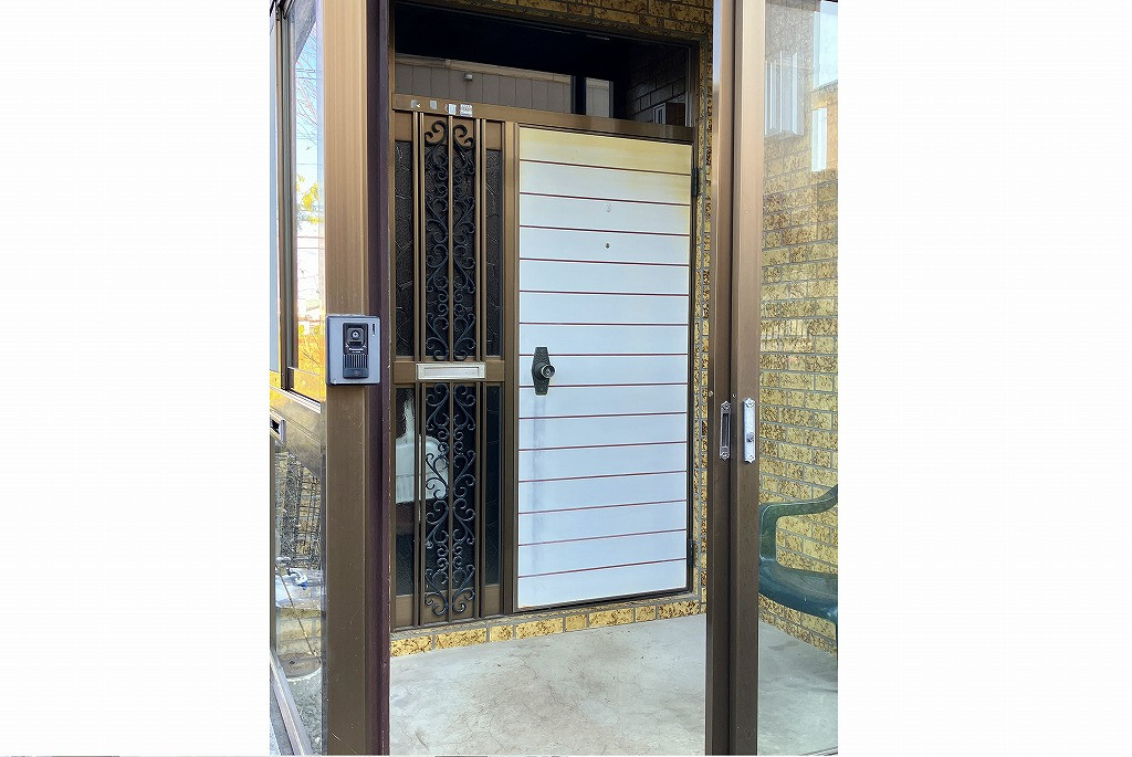 リ・ウィンドの【リシェント玄関ドア３】防寒も見た目もグレードアップ！の施工前の写真1