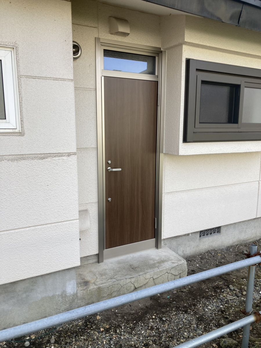 リ・ウィンドの見た目も性能も一新！外窓＋勝手口リフォームの施工後の写真1