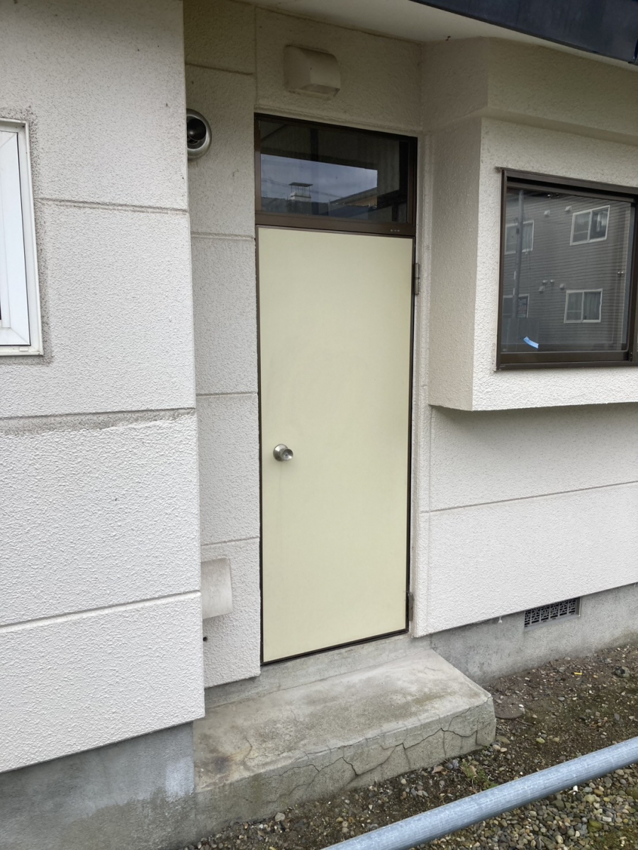 リ・ウィンドの見た目も性能も一新！外窓＋勝手口リフォームの施工前の写真1