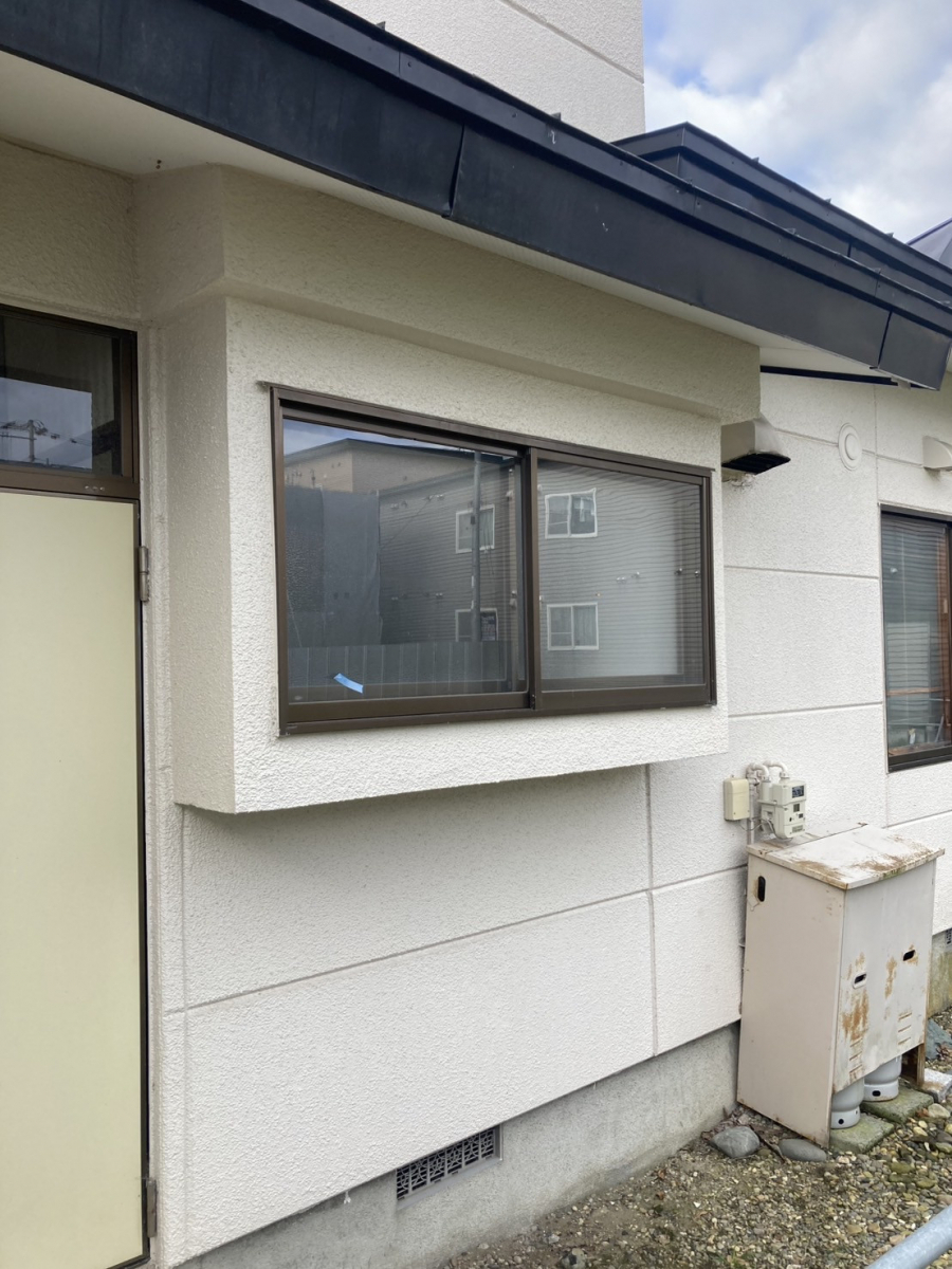 リ・ウィンドの見た目も性能も一新！外窓＋勝手口リフォームの施工前の写真3