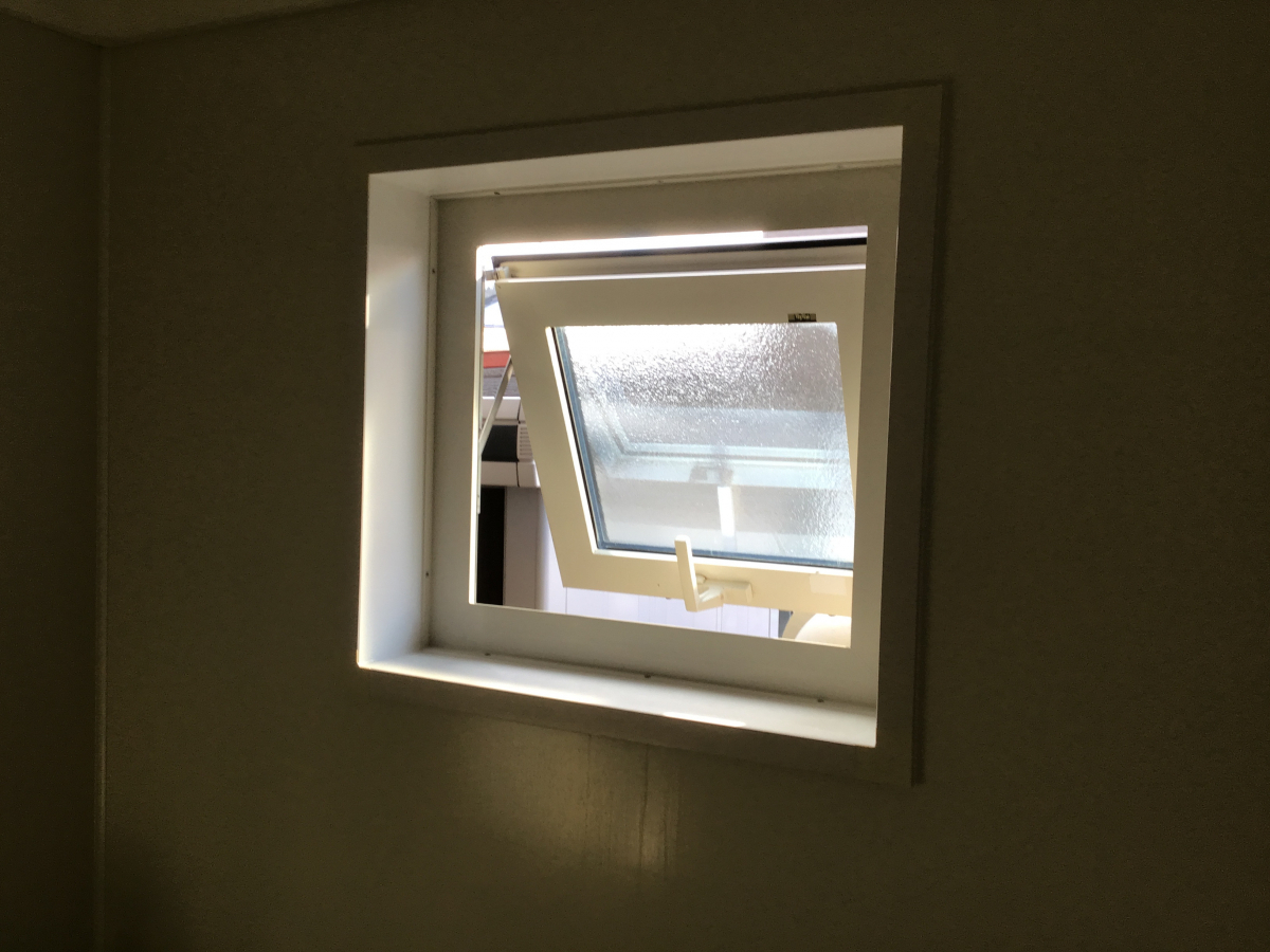 リ・ウィンドの先進的窓リノベ2025活用｜内窓（インプラス）＋ガラス交換の施工前の写真2