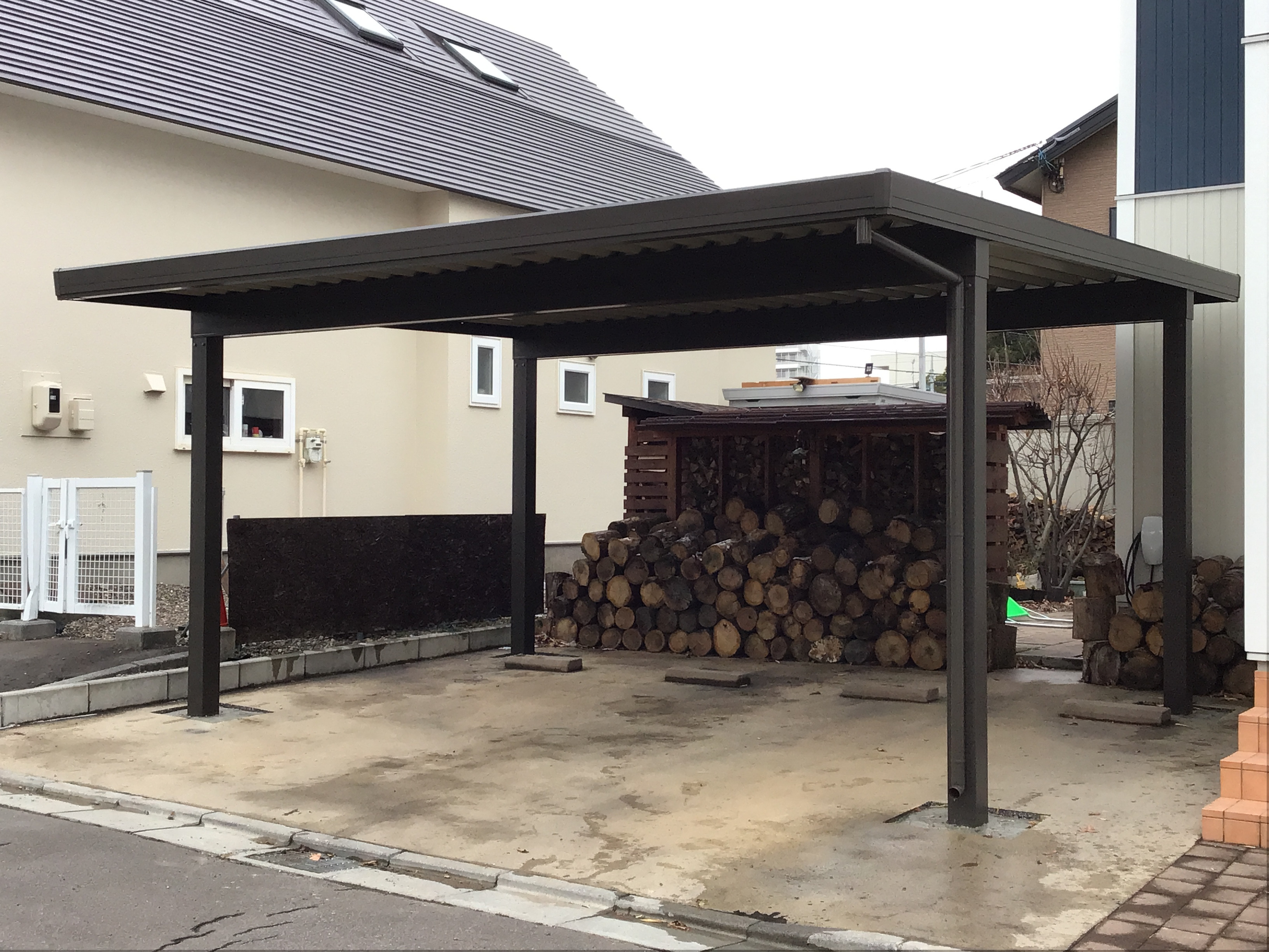 リ・ウィンドの駐車スペースを有効活用｜2台用カーポート設置工事の施工後の写真1